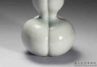 图片[2]-Gourd-shaped vase with three-neck body in pale green glaze, Qing dynasty, Qianlong reign (1736-1795)-China Archive